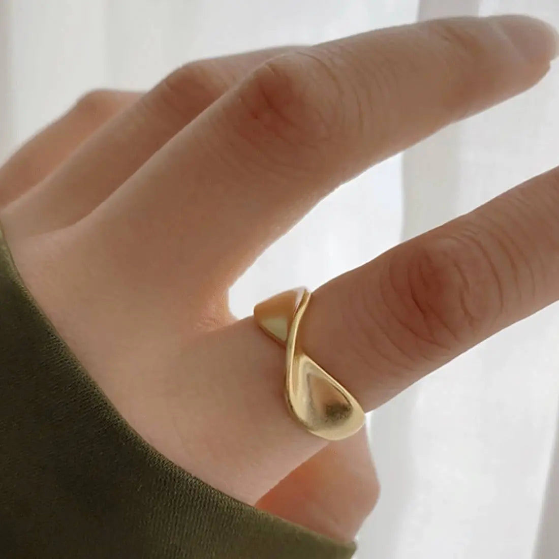Möbius Minimalist Matte Gold Ring